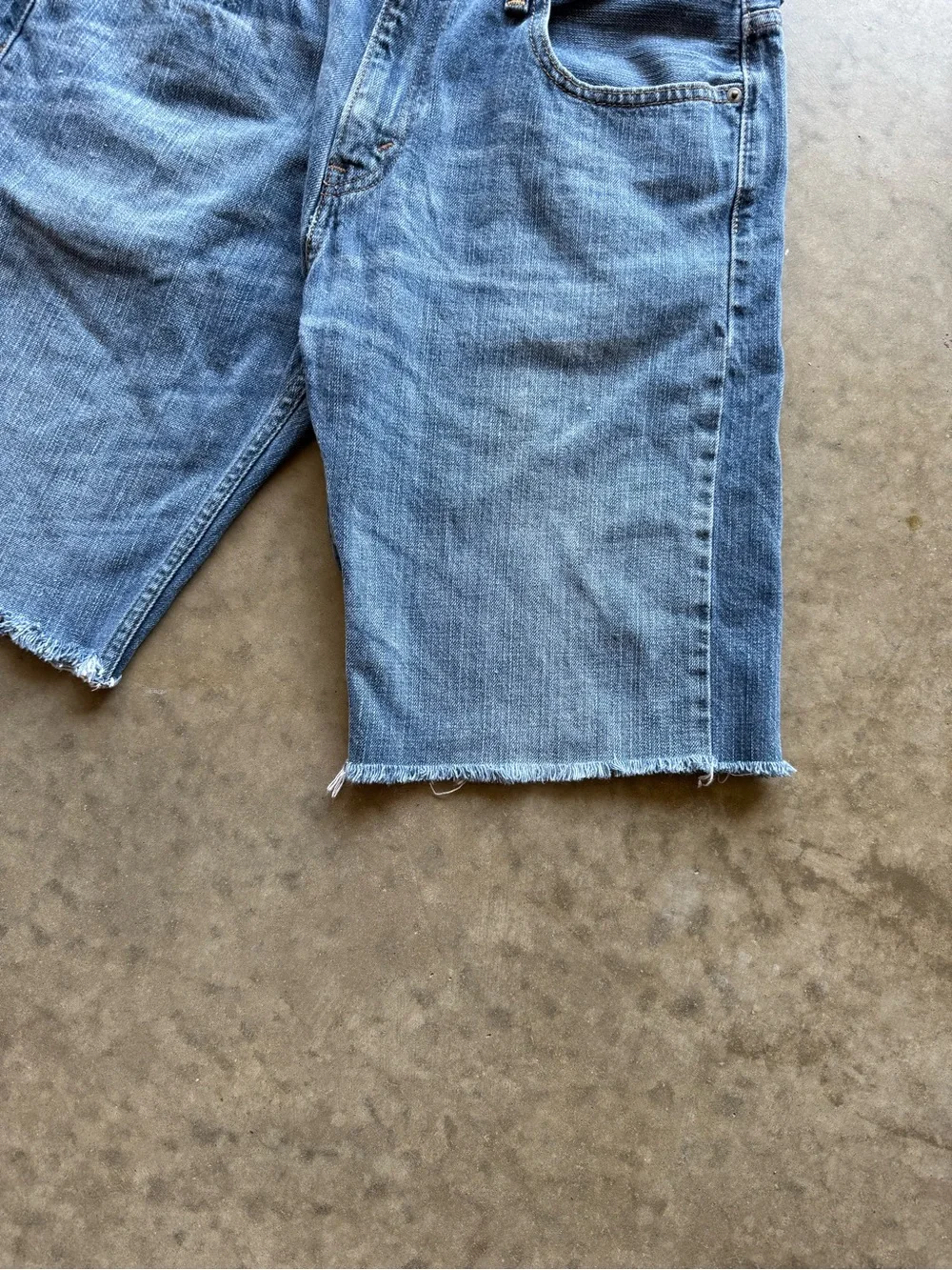 Levi’s 569 Jean Shorts Mens 34 Blue Light Wash Denim Cut Off Fringe Raw Edge
